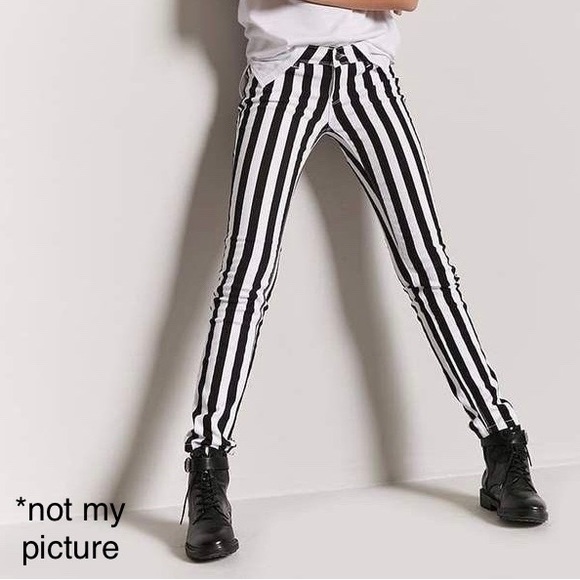Forever 21 High-Waisted White and Black Pinstripe Pants 🤍🖤 - Picture 4 of 4